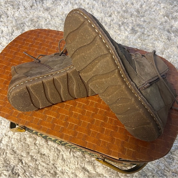 Clarks Collection Chukka Suede Women  Comfort Cushion/ Gum Sole Sz 8.5 M - Picture 6 of 6